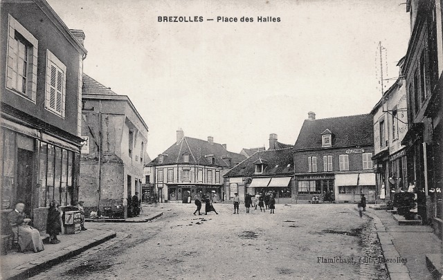 Brézolles (28) La place des Halles CPA