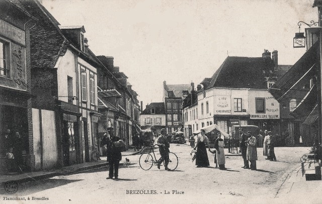 Brézolles (28) La place des Halles CPA