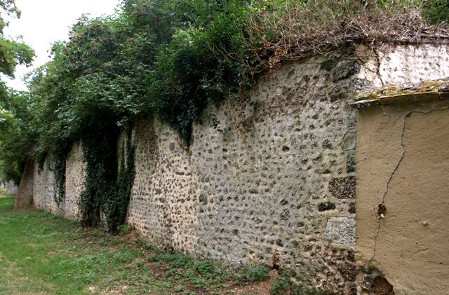 Brézolles (28) Le mur de l'ancien prieuré