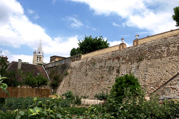 Brézolles (28) Le mur de la première enceintre du château