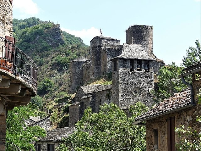 L'église Saint Jacques le majeur et le château