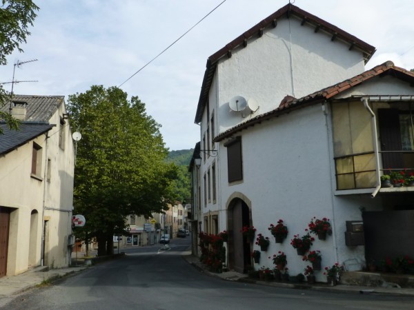 Brusque aveyron dans le village