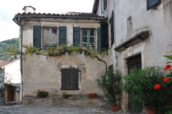 Brusque aveyron dans le village