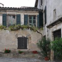 Dans le village