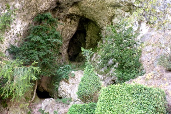 Brusque aveyron grotte des baumes