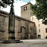 L' église Saint-Jean-Baptiste et la place 