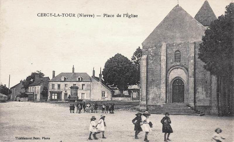 Cercy-la-Tour (Nièvre) La place de l'église CPA