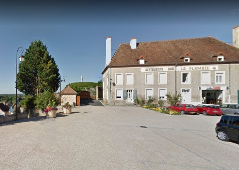 Cercy-la-Tour (Nièvre) Hôtel de la Flambée et la tour