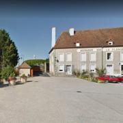 Cercy-la-Tour (Nièvre) Hôtel de la Flambée et la tour
