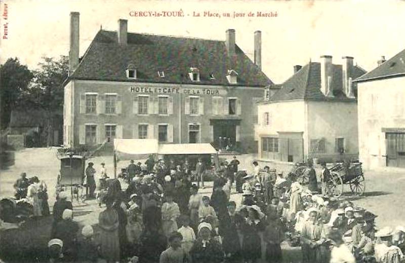Cercy-la-Tour (Nièvre) Hôtel de la Tour, jour de marché CPA
