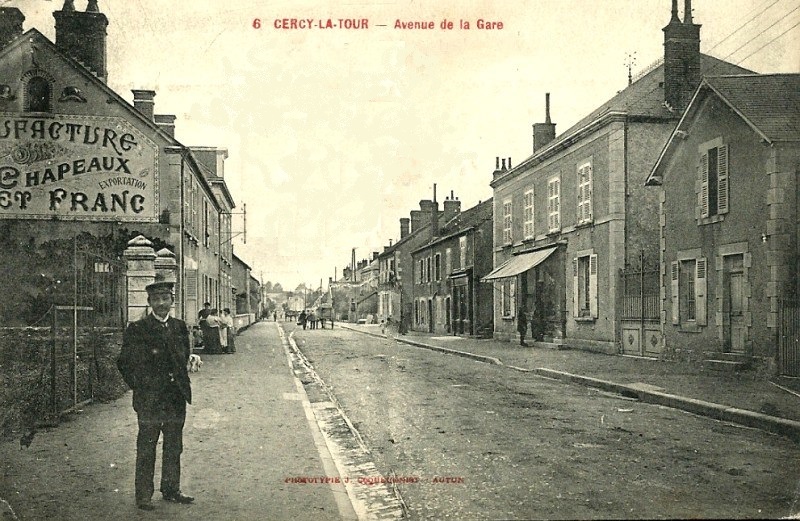 Cercy-la-Tour (Nièvre) L'avenue de la gare en 1905 CPA