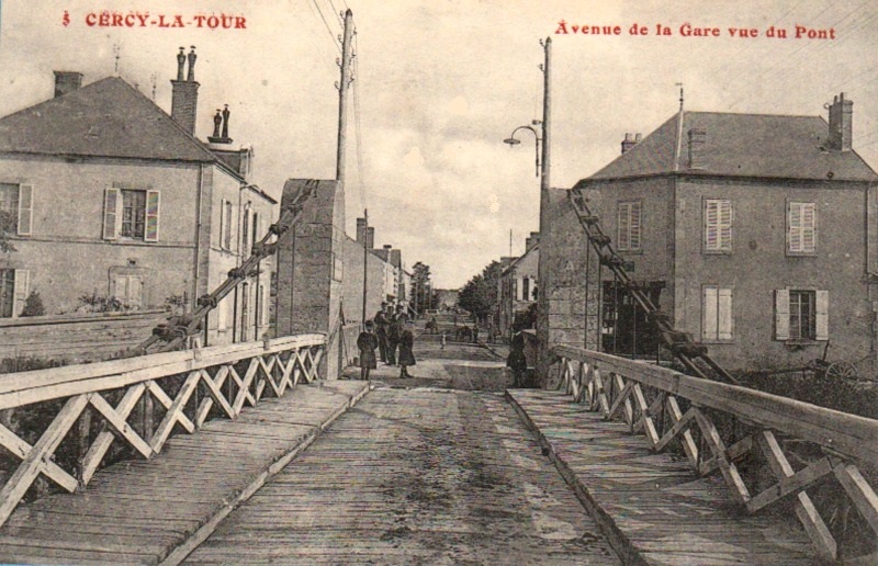 Cercy-la-Tour (Nièvre) L'avenue de la gare, vue du pont CPA