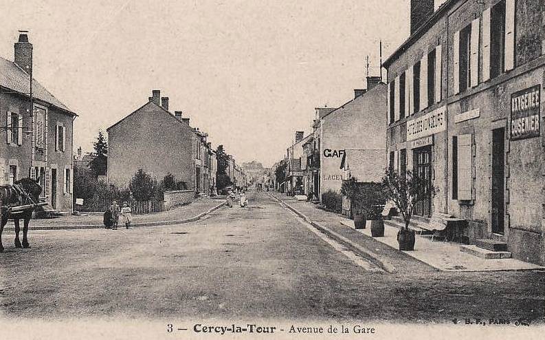 Cercy-la-Tour (Nièvre) L'avenue de la gare CPA