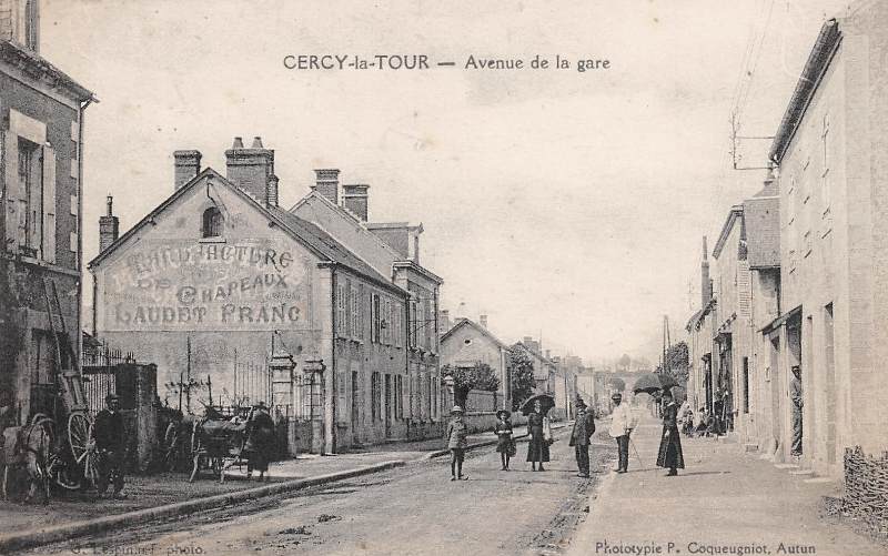 Cercy-la-Tour (Nièvre) L'avenue de la gare CPA