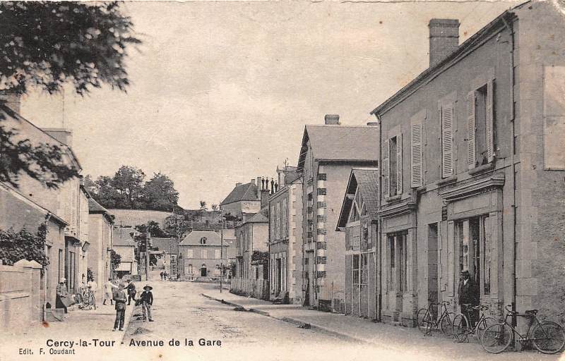Cercy-la-Tour (Nièvre) L'avenue de la gare CPA