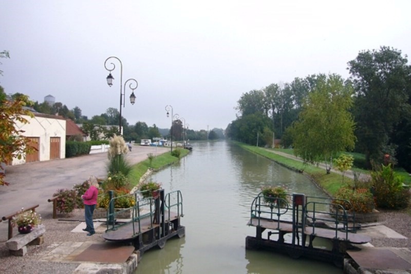 Cercy-la-Tour (Nièvre) L'écluse du canal du Nivernais