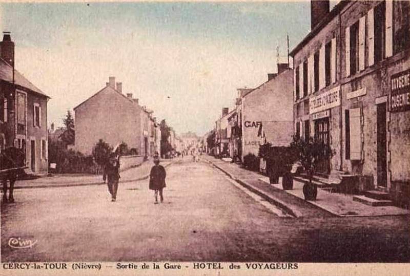 Cercy-la-Tour (Nièvre) L'Hôtel des Voyageurs CPA