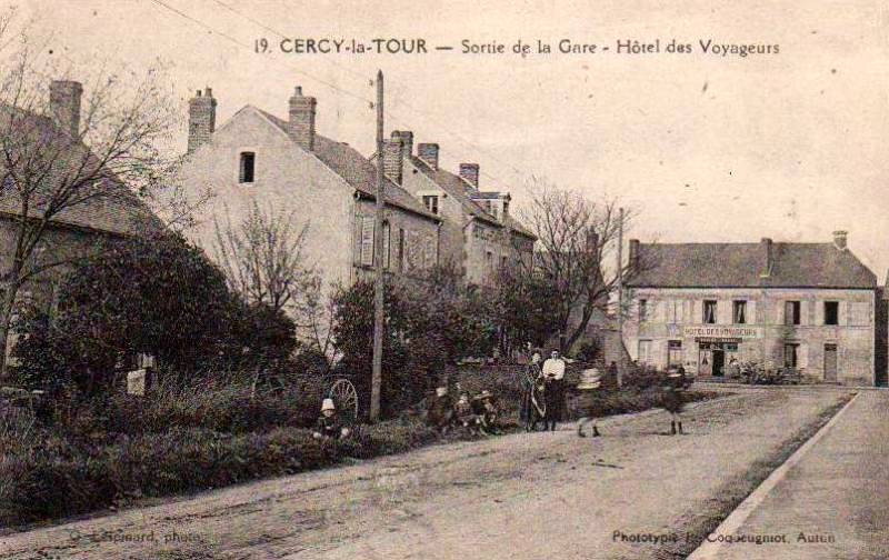 Cercy-la-Tour (Nièvre) L'Hôtel des Voyageurs CPA