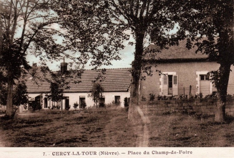 Cercy-la-Tour (Nièvre) La place du Champ de foire CPA