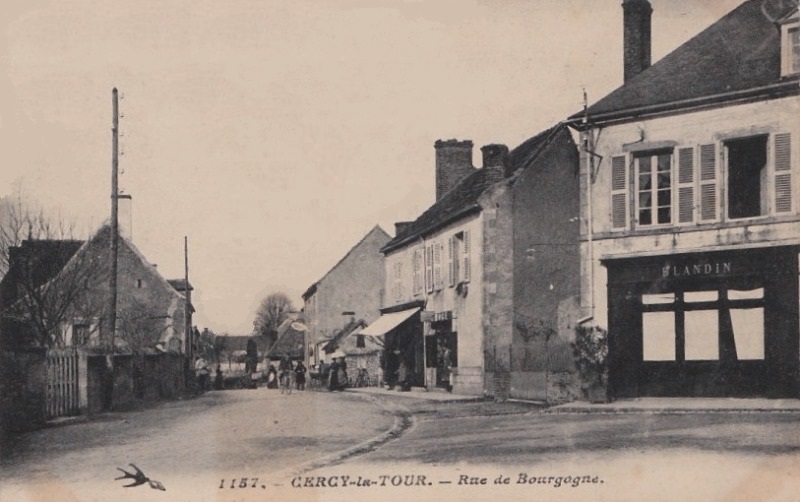 Cercy-la-Tour (Nièvre) La rue de Bourgogne CPA