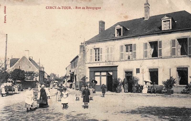 Cercy-la-Tour (Nièvre) La rue de Bourgogne CPA