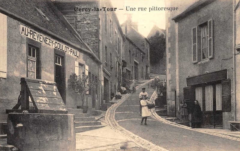 Cercy-la-Tour (Nièvre) La rue du Commerce CPA