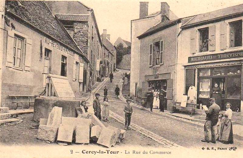 Cercy-la-Tour (Nièvre) La rue du Commerce CPA