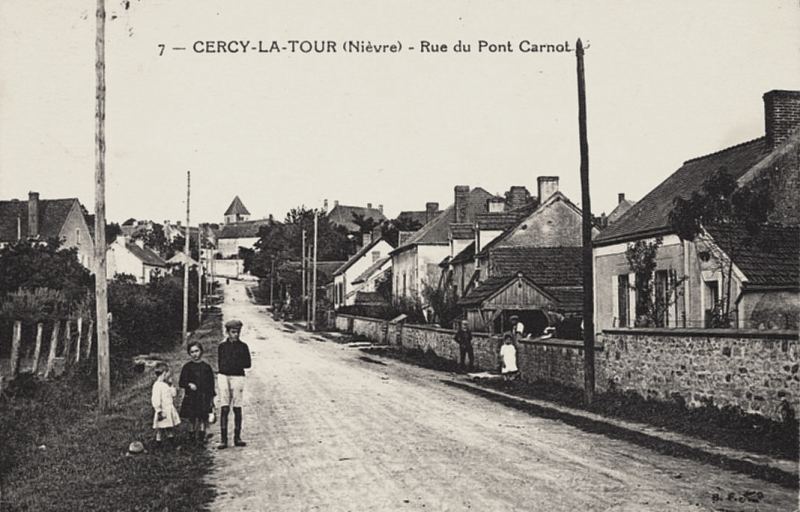 Cercy-la-Tour (Nièvre) La rue du Pont Carnot CPA