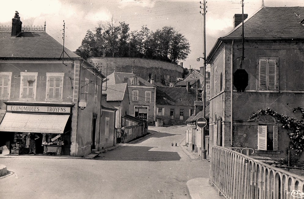 Cercy-la-Tour (Nièvre) La tour CPA