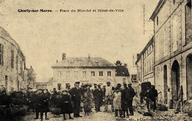 Charly-sur-Marne (Aisne) CPA Hôtel de ville et place du marché
