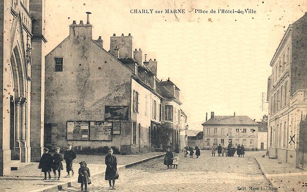 Charly-sur-Marne (Aisne) CPA Place de l'Hôtel de ville