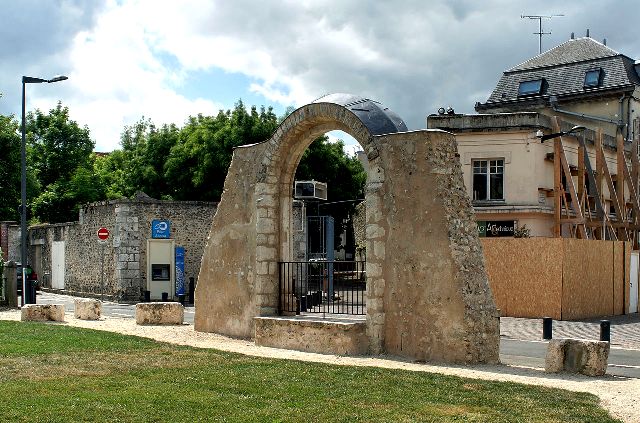 Chartres (28) L'église Sainte-Foy, portail roman