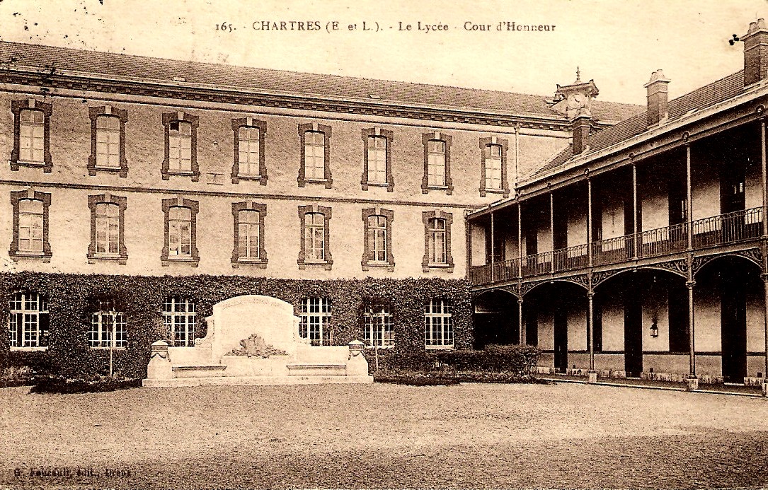 Chartres (28) Le lycée Marceau, la cour d'honneur CPA