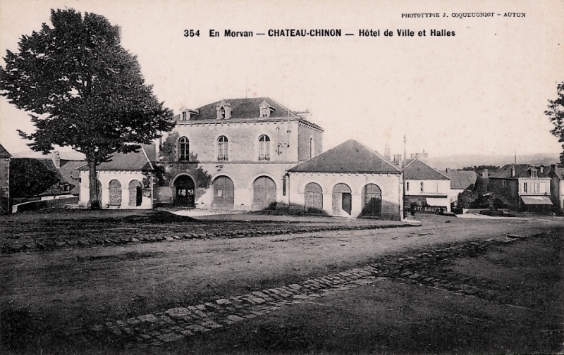 Château-Chinon (Nièvre) L'ancien Hôtel de Ville et la halle CPA