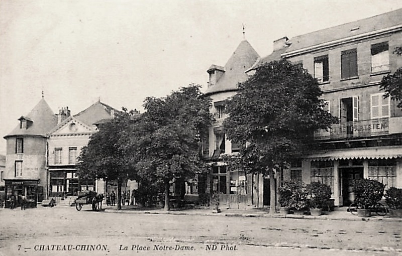 Château-Chinon (Nièvre) La place Notre-Dame CPA