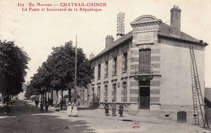 Château-Chinon (Nièvre) Le Bld de la République et la Poste CPA