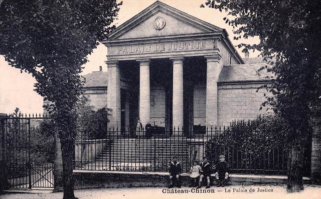 Château-Chinon (Nièvre) Le Palais de justice CPA