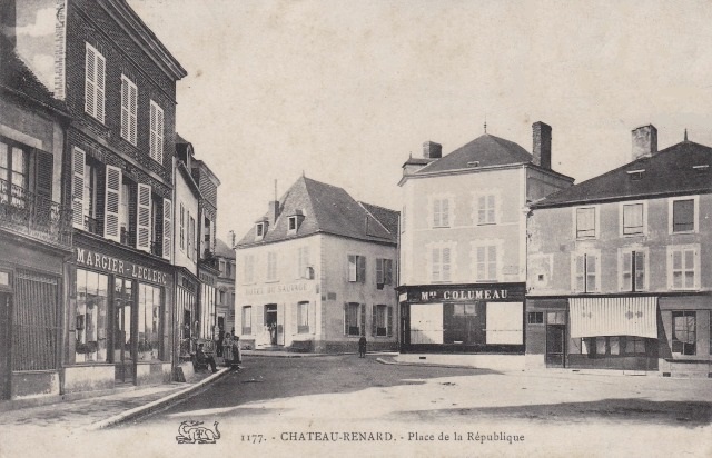 Château-Renard (45) Place de la République CPA