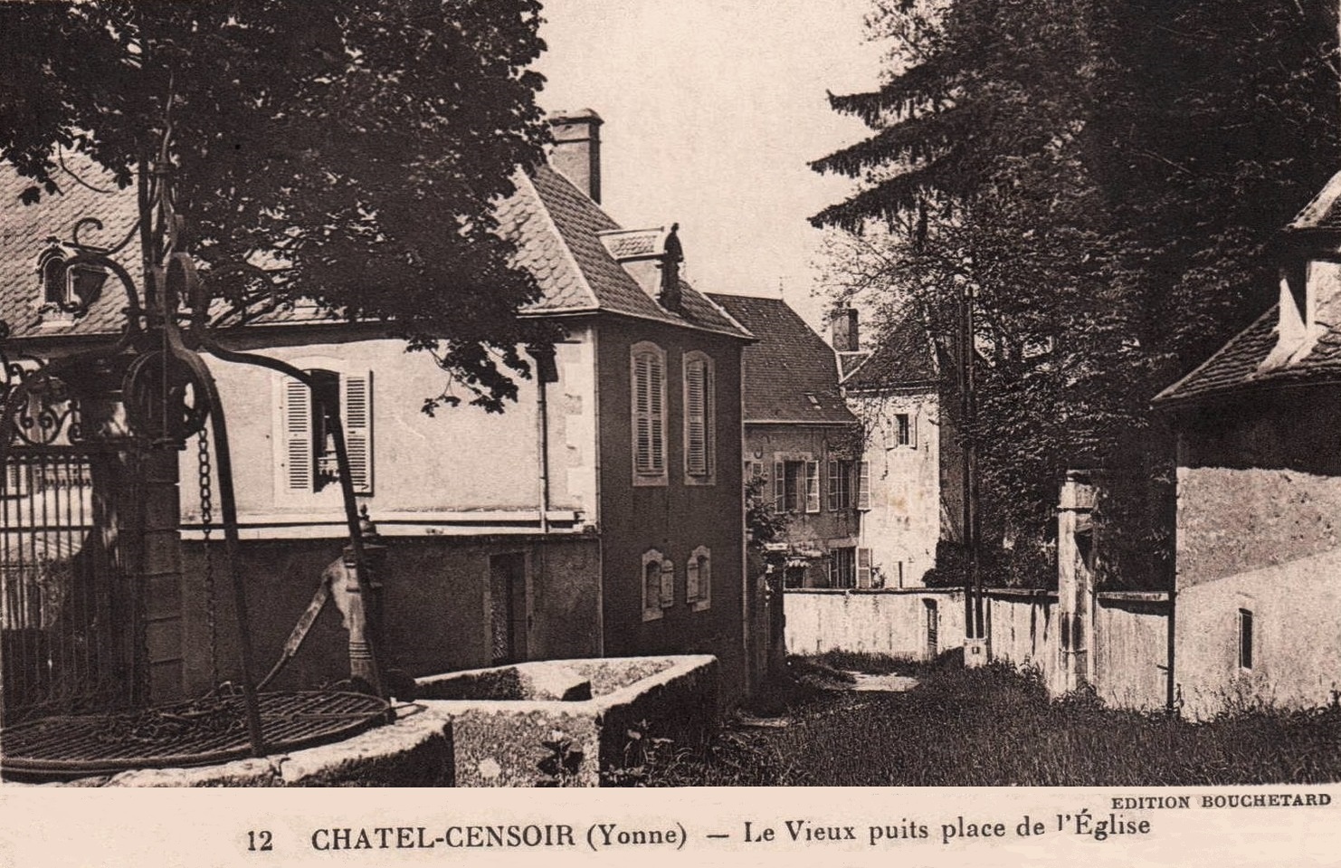 Châtel-Censoir (89) La Place de l'église CPA