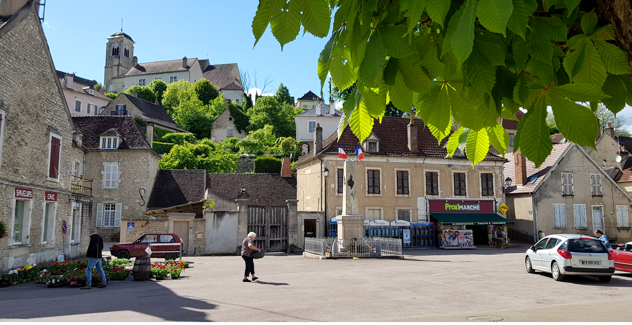 Châtel-Censoir (89) La Place du Marché