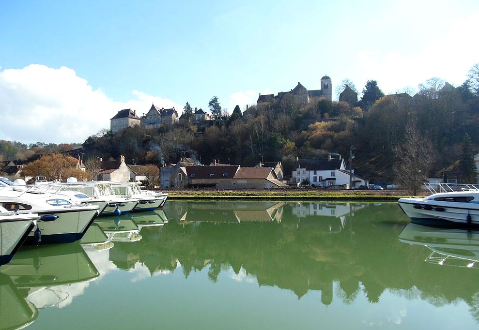 Châtel-Censoir (89) Vue générale depuis le port