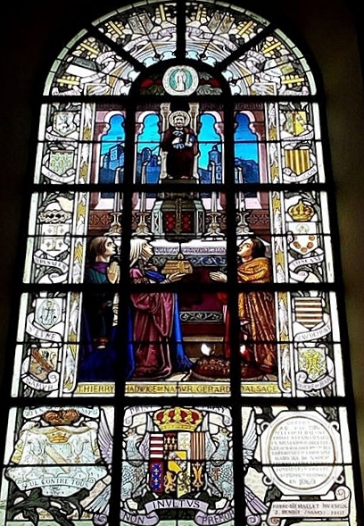 Châtenois, vitrail du prieuré représentant Gérard, Hadwide et leur fils Thierry