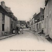 La rue de la Madeleine CPA