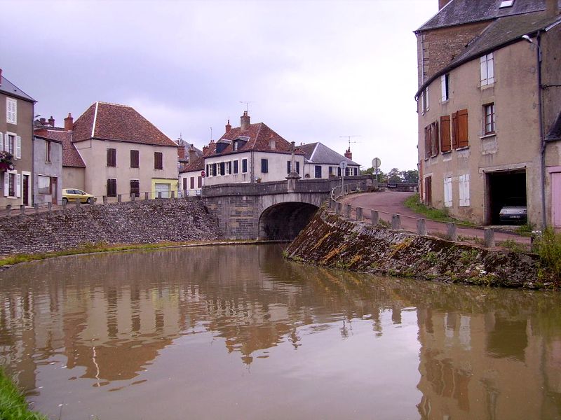 Châtillon-en-Bazois (Nièvre) Le canal du Nivernais