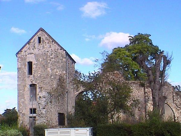 Chézy-sur-Marne (Aisne) Ancienne abbaye en 2004