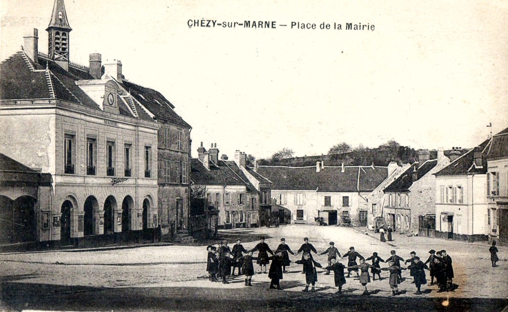 Chézy-sur-Marne (Aisne) CPA Place de la mairie