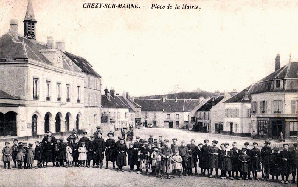 Chézy-sur-Marne (Aisne) CPA Place de la mairie