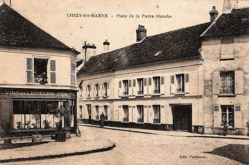 Chézy-sur-Marne (Aisne) CPA Place de la pierre blanche