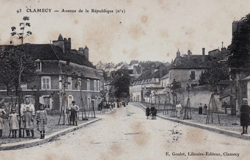 Clamecy (Nièvre) L'avenue de la République CPA