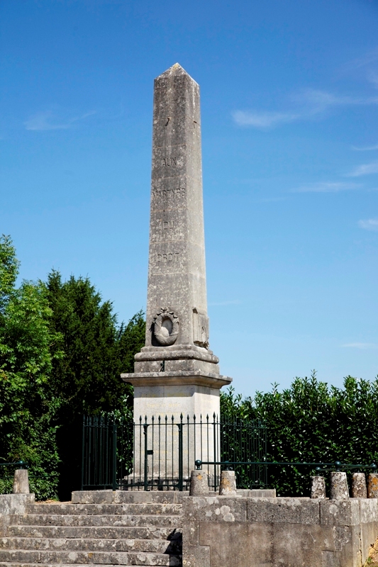 Clamecy (Nièvre) L'obélisque des insurgés